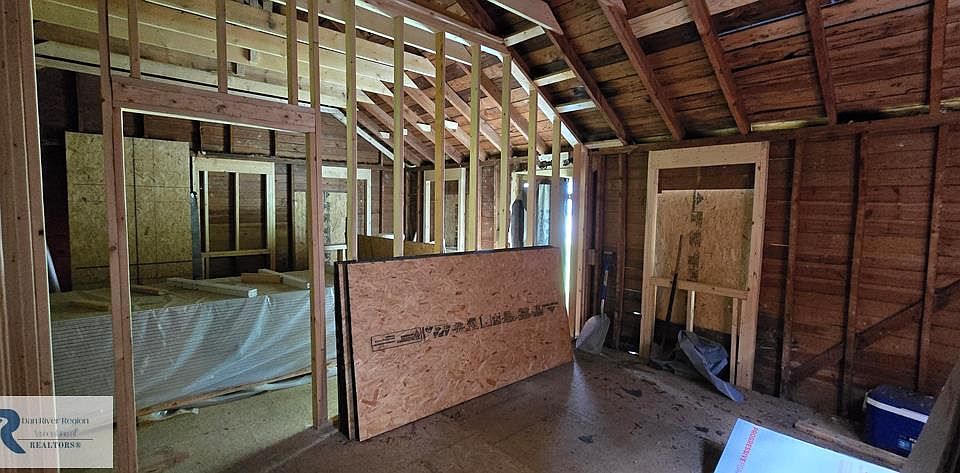 1st image of 212 Arlington Pl