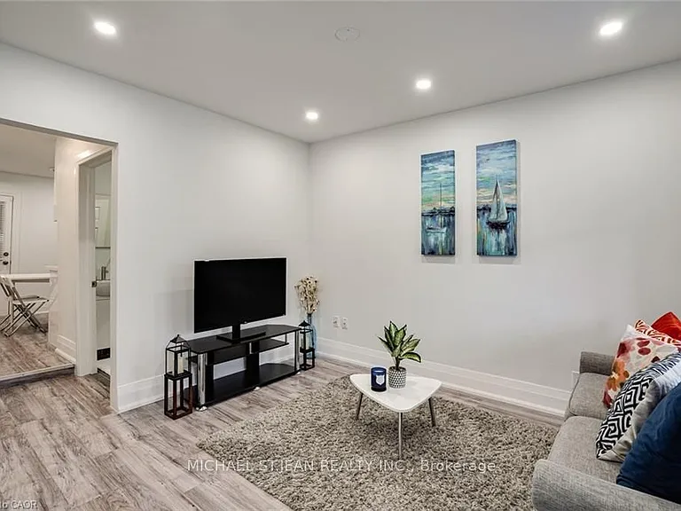 24 Vansitmart Ave — Photo 3