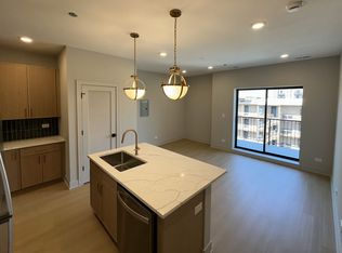Abode 4102, Chicago, IL 60613