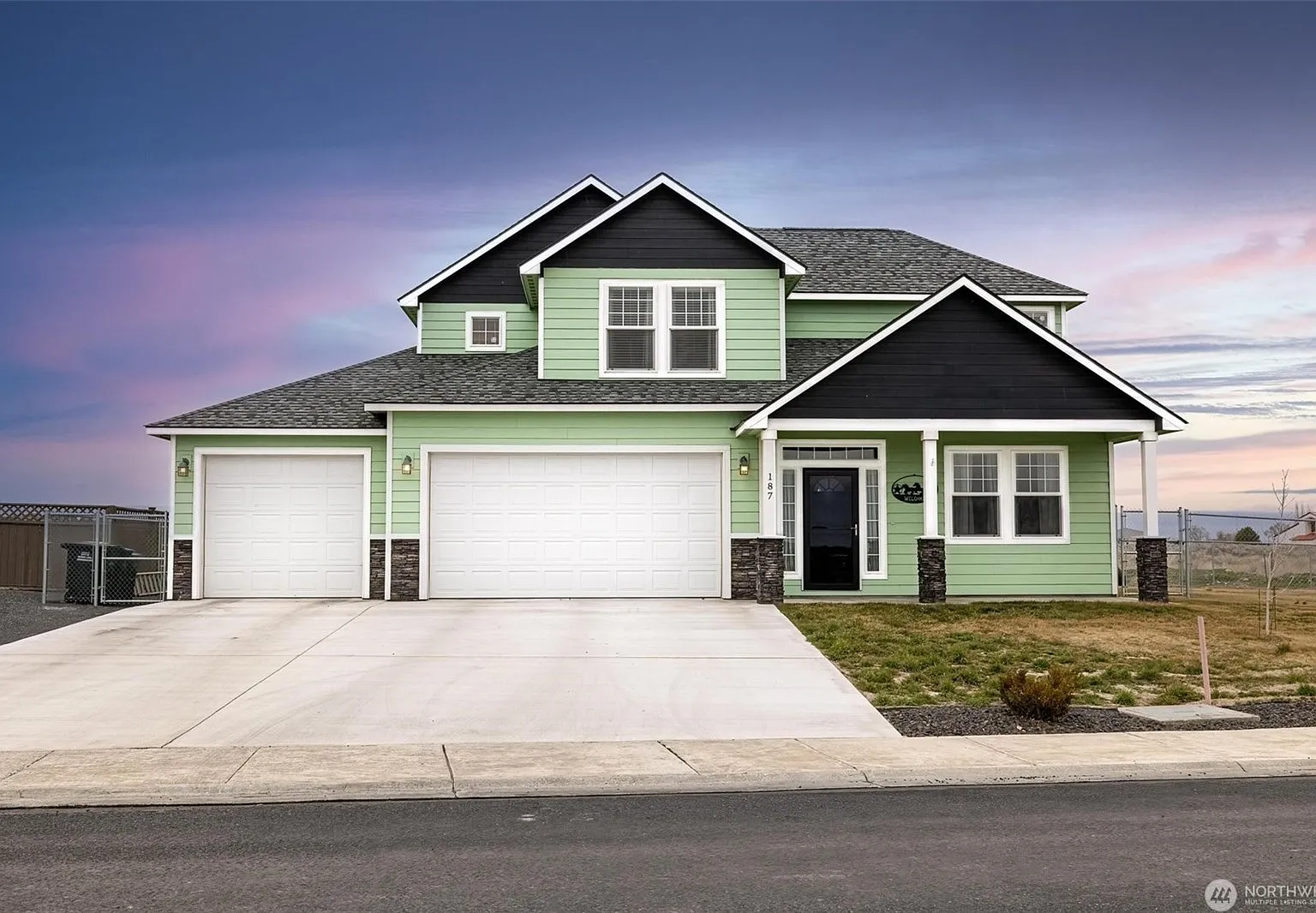3 bed, 2.5 bath, 2107 sqft, $2,600 — Photo 1