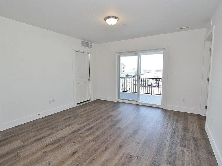 1060 Bighorn St #B — Photo 2