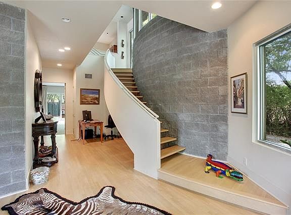 3rd image of 302 Bella Dr