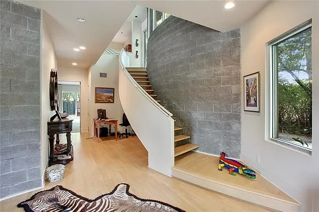 302 Bella Dr — Photo 3