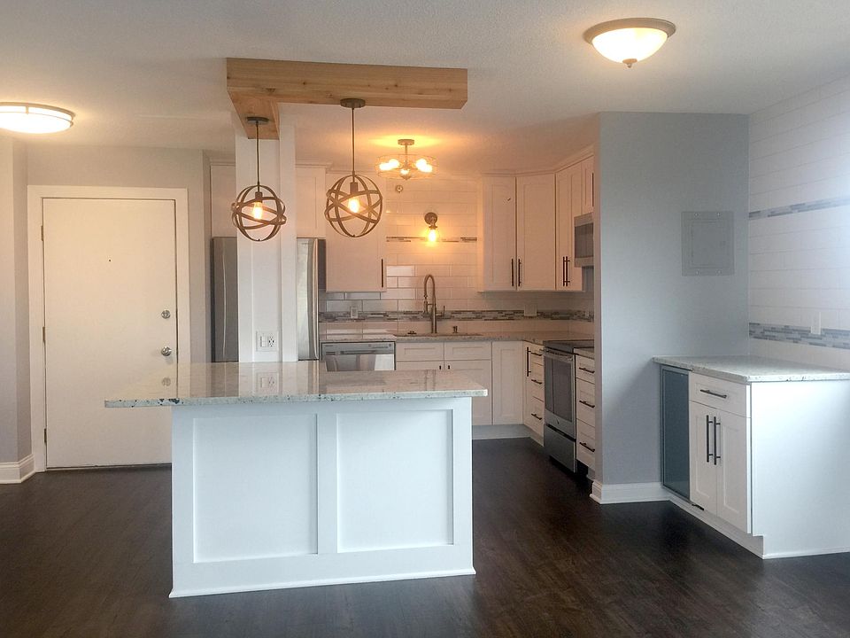 1st image of 26 10th St W Unit 1502