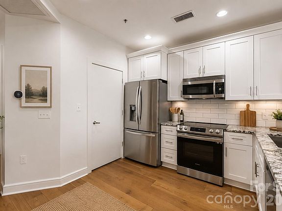 4th image of 333 W Trade St Unit 2002