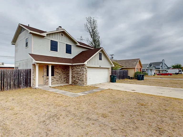 2211 Hilltop Loop — Photo 2