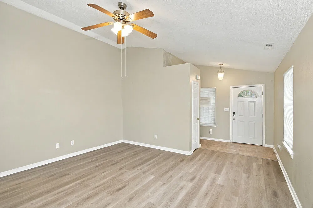 3 bed, 2.0 bath, 1240 sqft, $1,655 — Photo 4