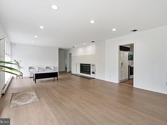 3rd image of 707 Forrest Ave