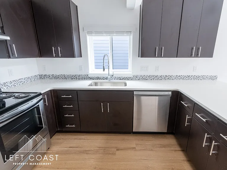 680 SE Highway 101 #204 — Photo 8