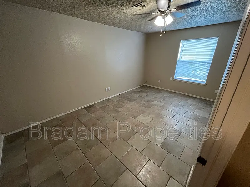 2 bed, 1.5 bath, 1100 sqft, $1,200 — Photo 4