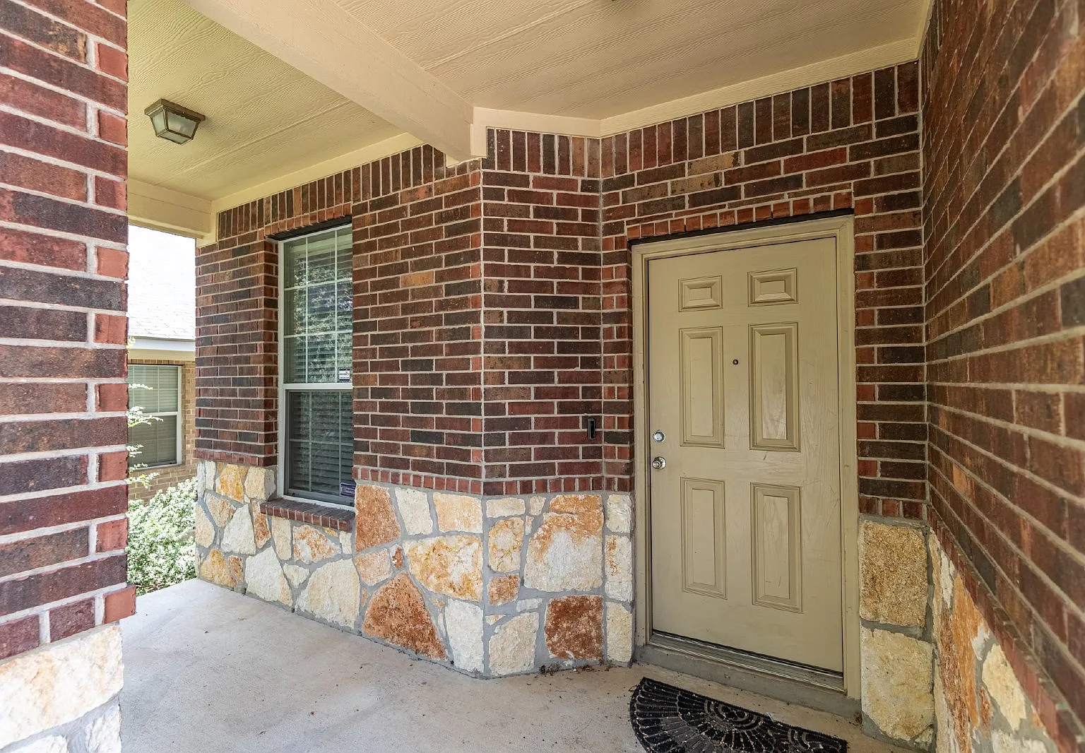 4 bed, 2.5 bath, 2844 sqft, $2,195 — Photo 3