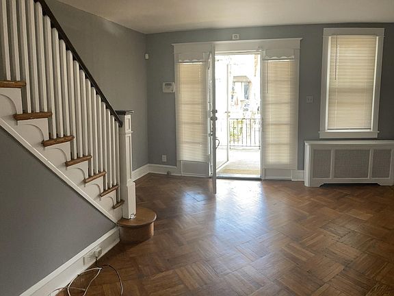 4th image of 920 Carver St
