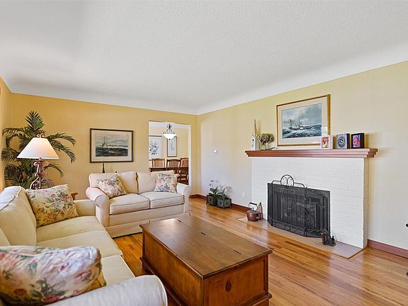 5th image of 2425 Camelot Rd