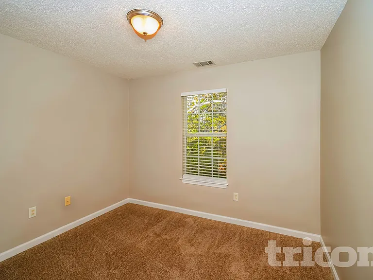 665 Skyline Dr — Photo 10