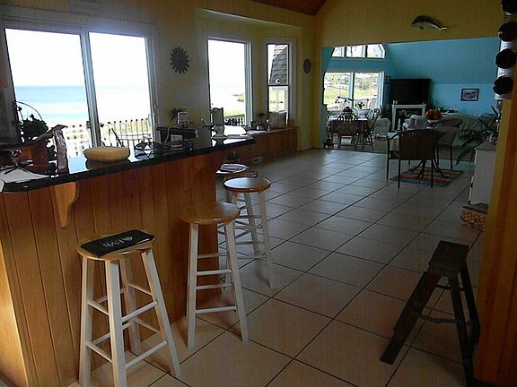 20 x 30 kitchen pine ceiling/skylights
						:
						Granite countertops, cathedral ceiling, 18 recessed lights + ceramic tile