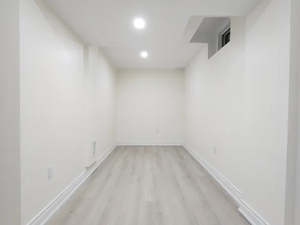 2238 Gladacres Ln #Basement, Oakville, ON L6M 0G3