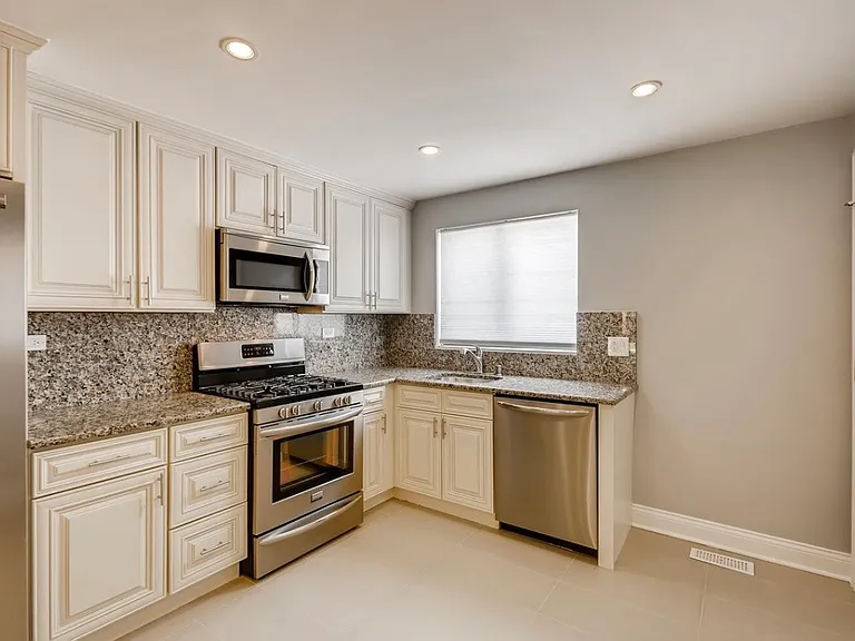 8428 W Catalpa Ave #301 — Photo 12