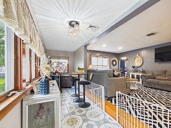 4th image of 26 Pershing Ave