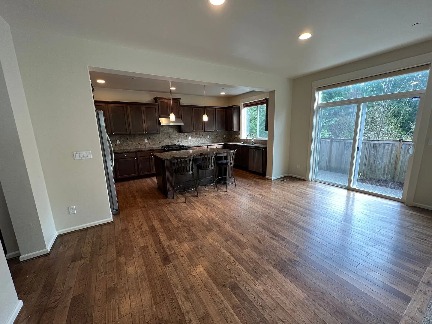 Spacious 5-Bed, 2.5-Bath Single-Family Home in Redmond — Photo 4