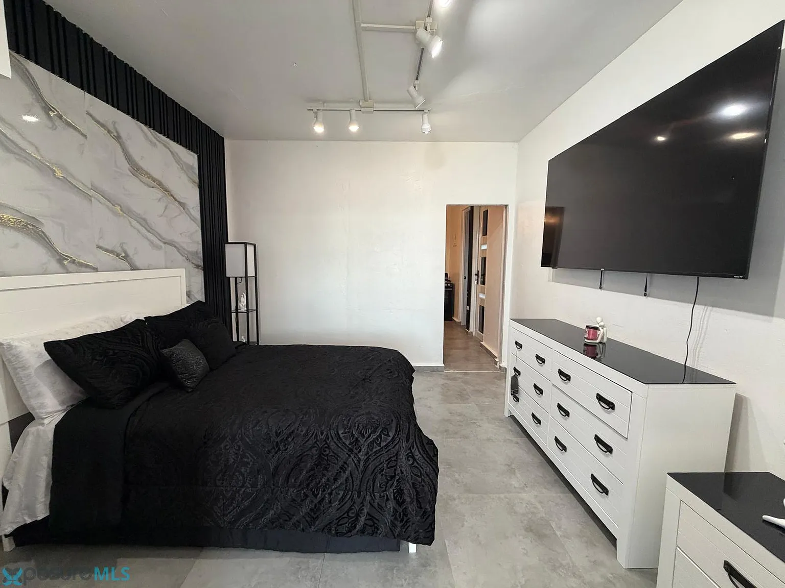 1 bed, 1.0 bath, 650 sqft, $900 — Photo 2