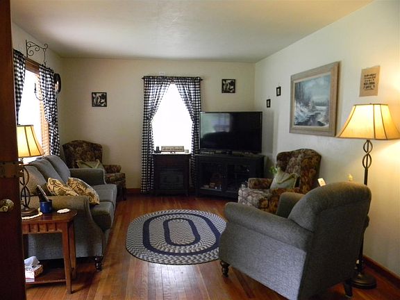 4th image of 310 Garden Dr