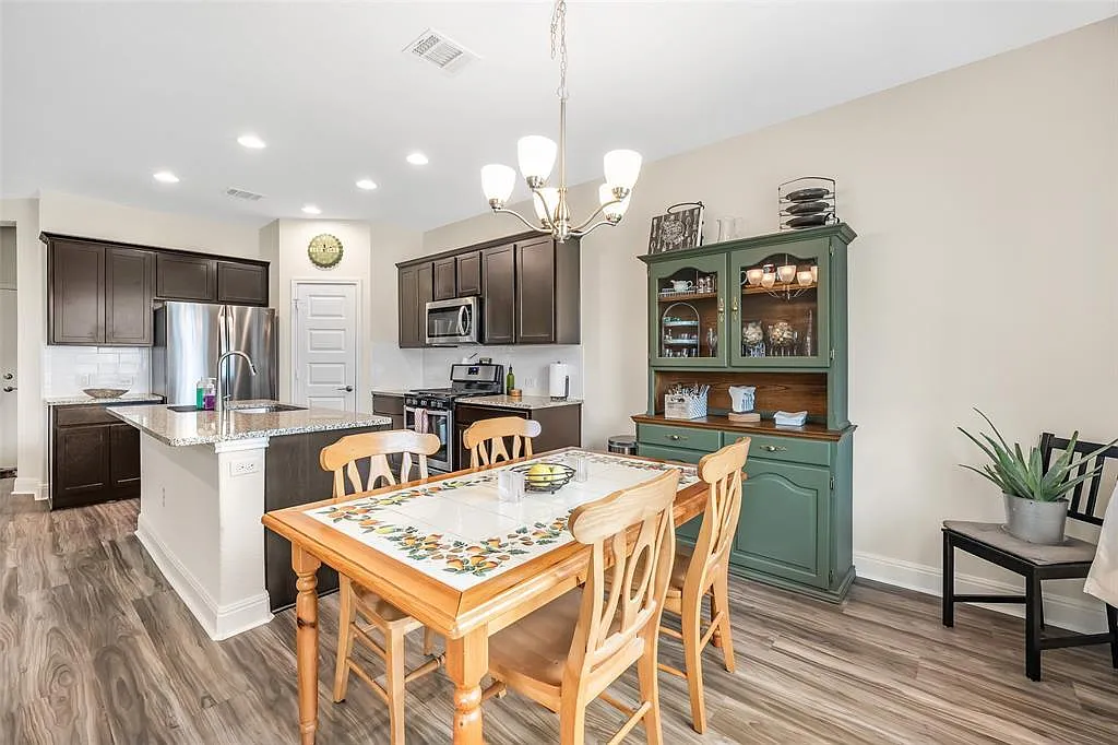 3 bed, 2.0 bath, 1589 sqft, $1,850 — Photo 4