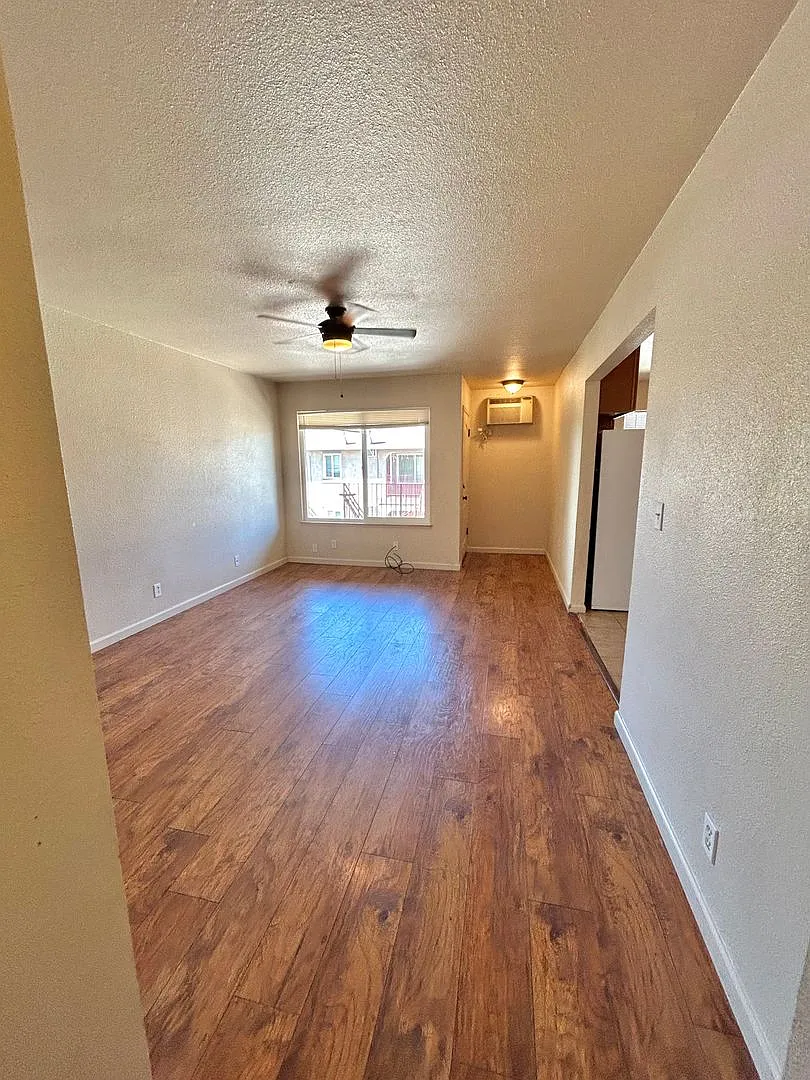 2 Bed, 1 Bathroom Apartment — Photo 2