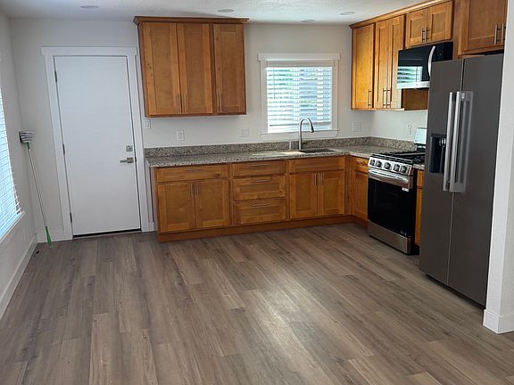 Newly Remodeled Kitchen, brand new Appliances. Door to backyard access.