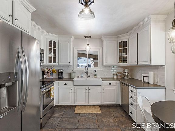 5th image of 107 E 35th St