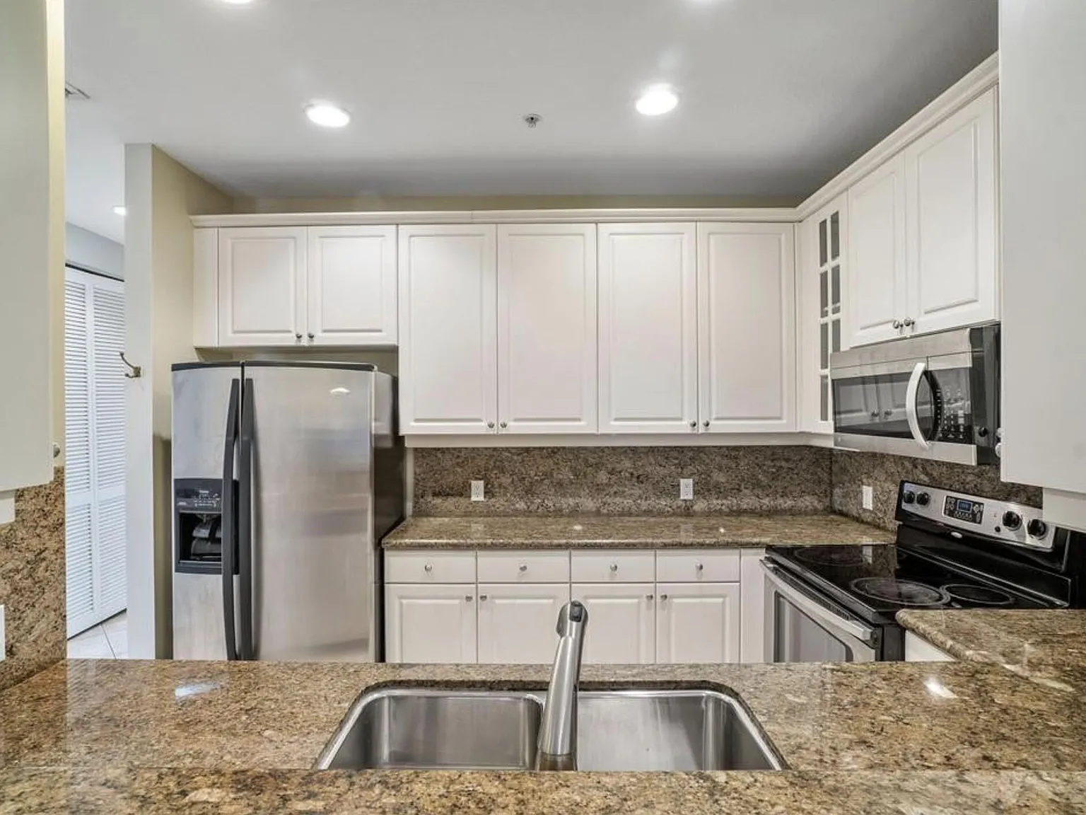 3 bed, 3.5 bath, 1904 sqft, $3,000 — Photo 2