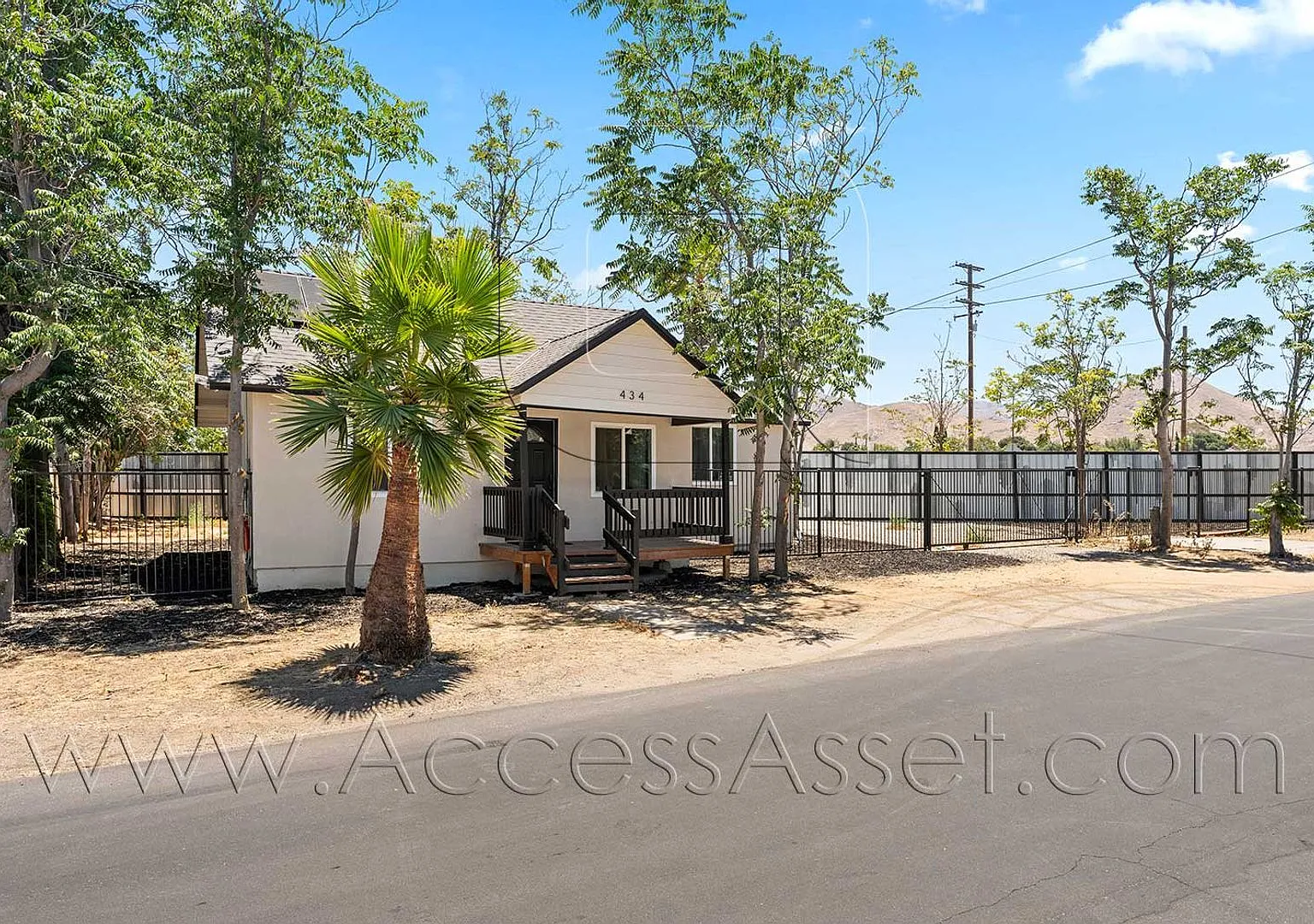 Comfortable 3 Bedroom Home with Private Backyard in Riverside — Photo 4