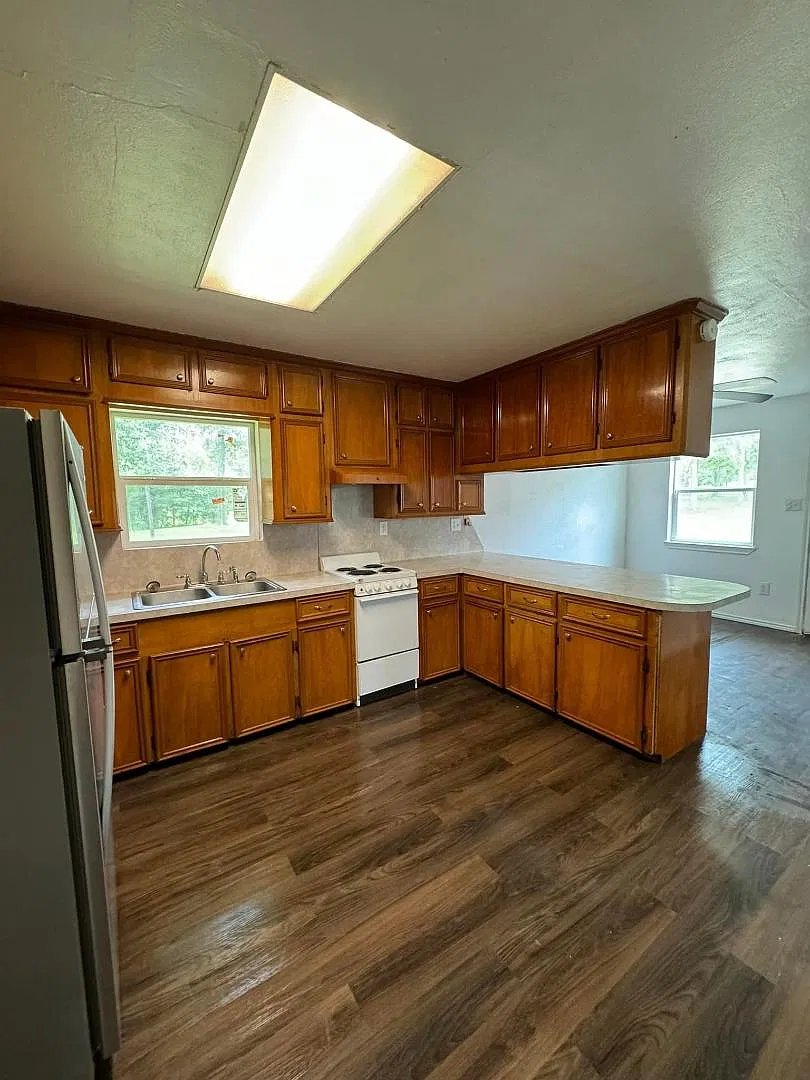 505 Hawkins Dr — Photo 3