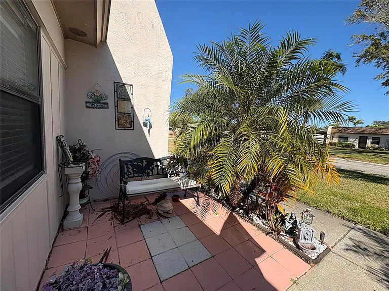 1606 Flint Dr W — Photo 3