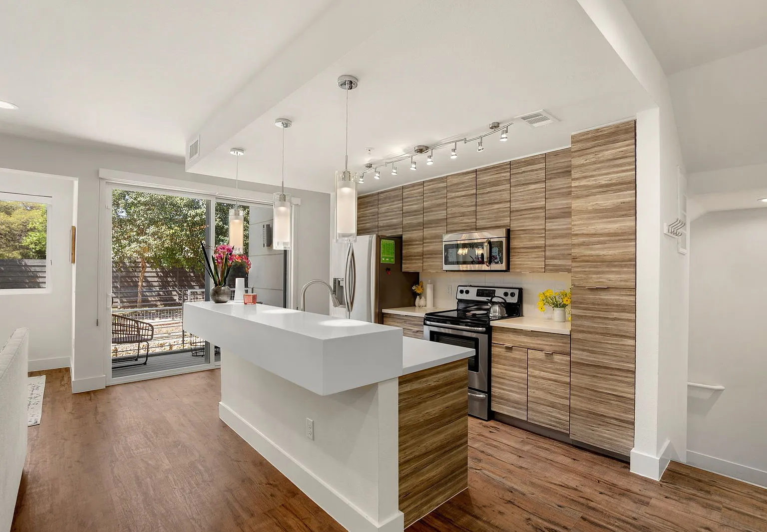 2 bed, 2.5 bath, 1383 sqft, $2,000 — Photo 3