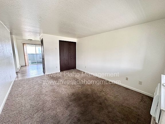 3rd image of 1057 W Melrose St APT 203