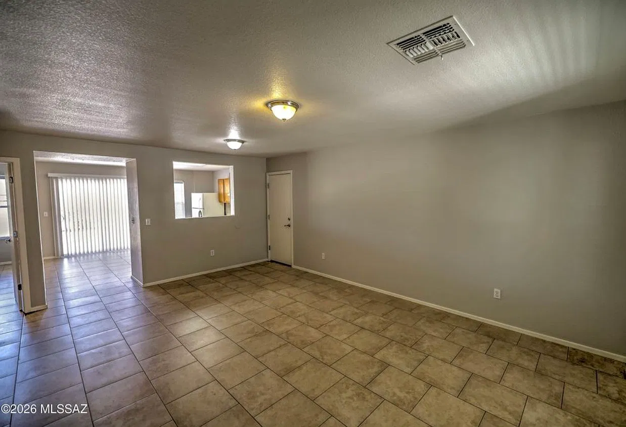 3 bed, 1264 sqft, $2,000 — Photo 3