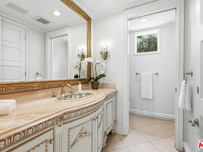 407 Robert Ln — Photo 4