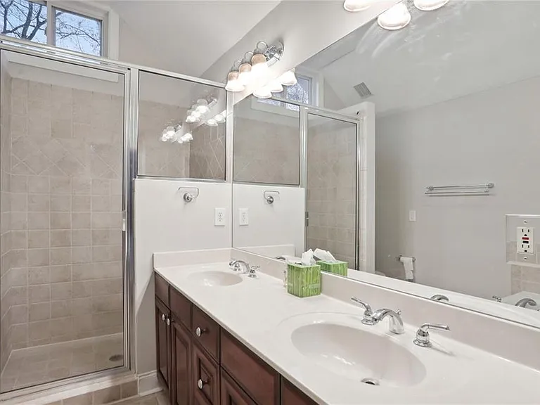 99 Bates Ave NE — Photo 18