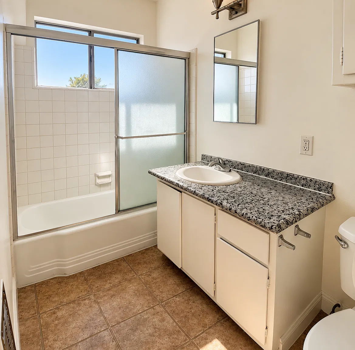 **1 Month Free**Fresh-Paint Studio With Wood-Look Floors, Full Appliances & No Application Fee — Photo 4