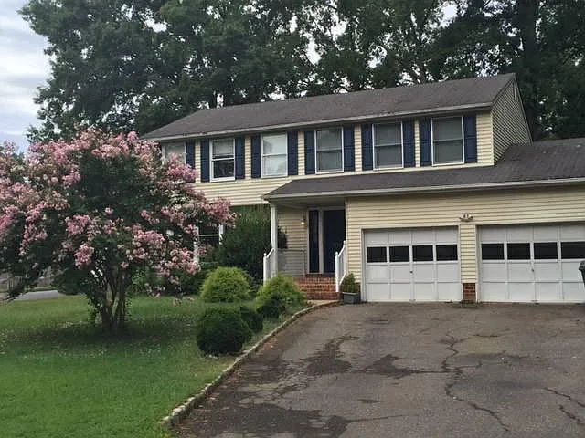 4 bed, 2.5 bath, 2212 sqft, $2,350 — Photo 2