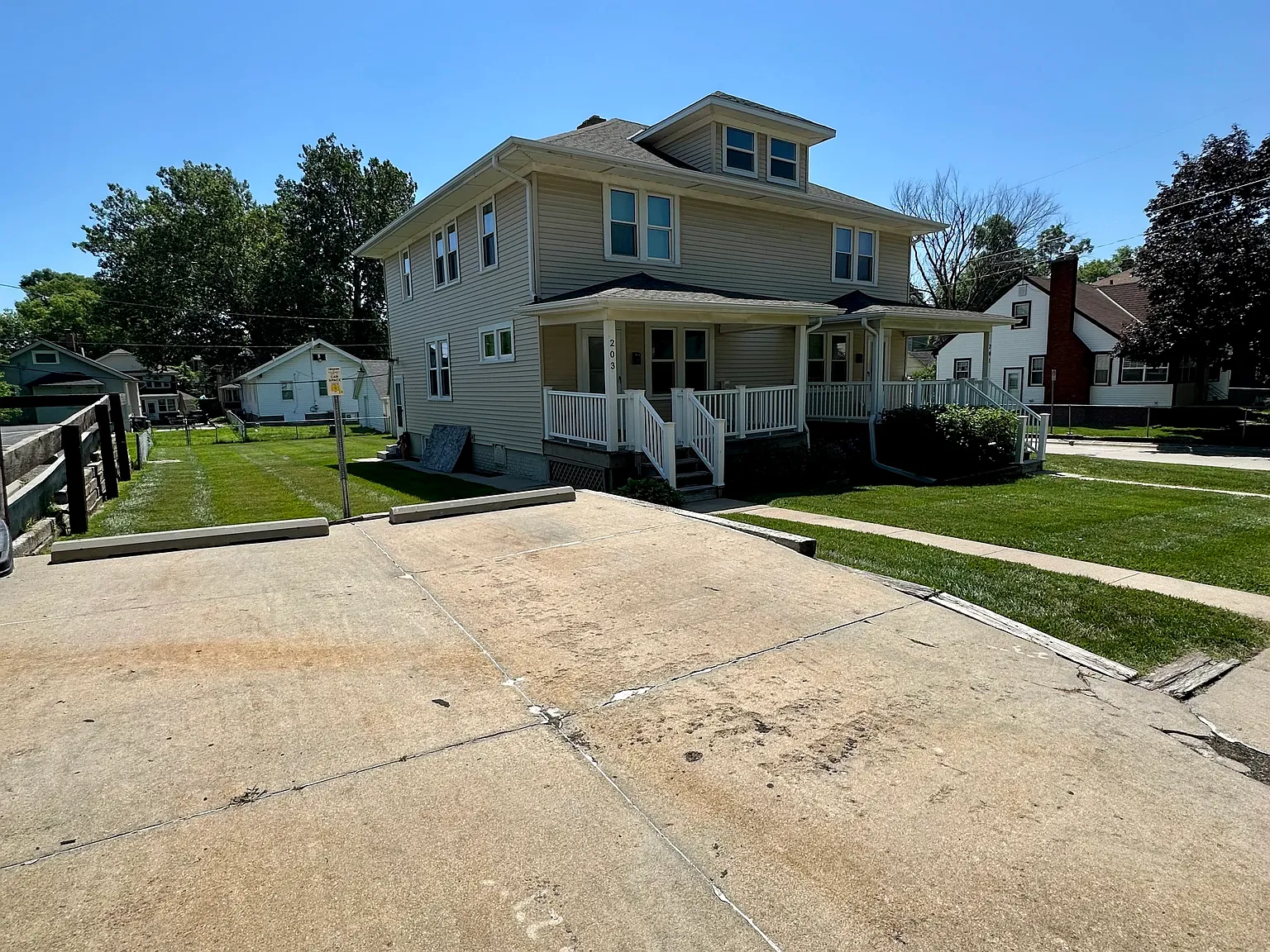 3 bed, 1350 sqft, $1,700 — Photo 1