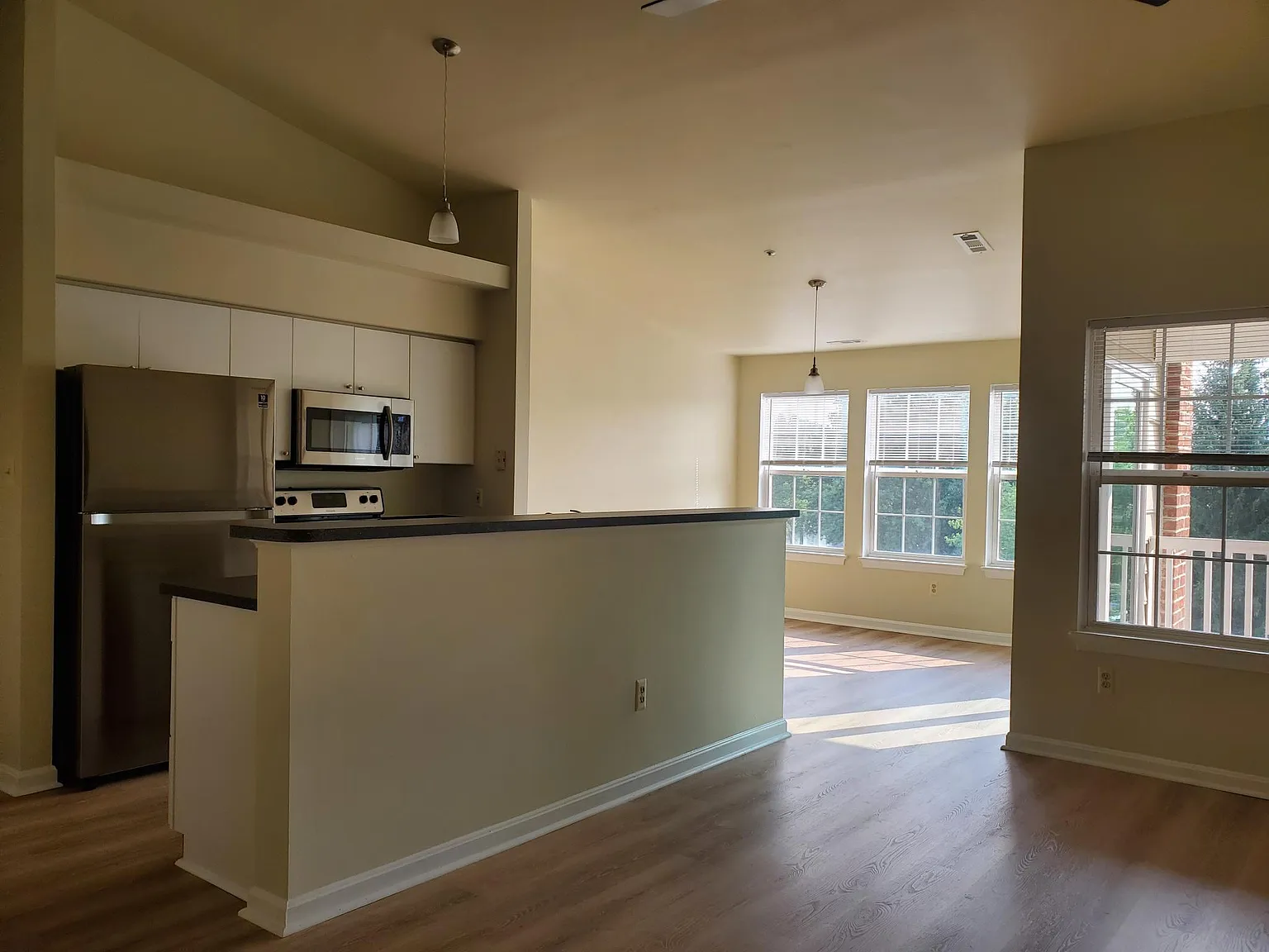2 bed, 1066 sqft, $1,999 — Photo 4