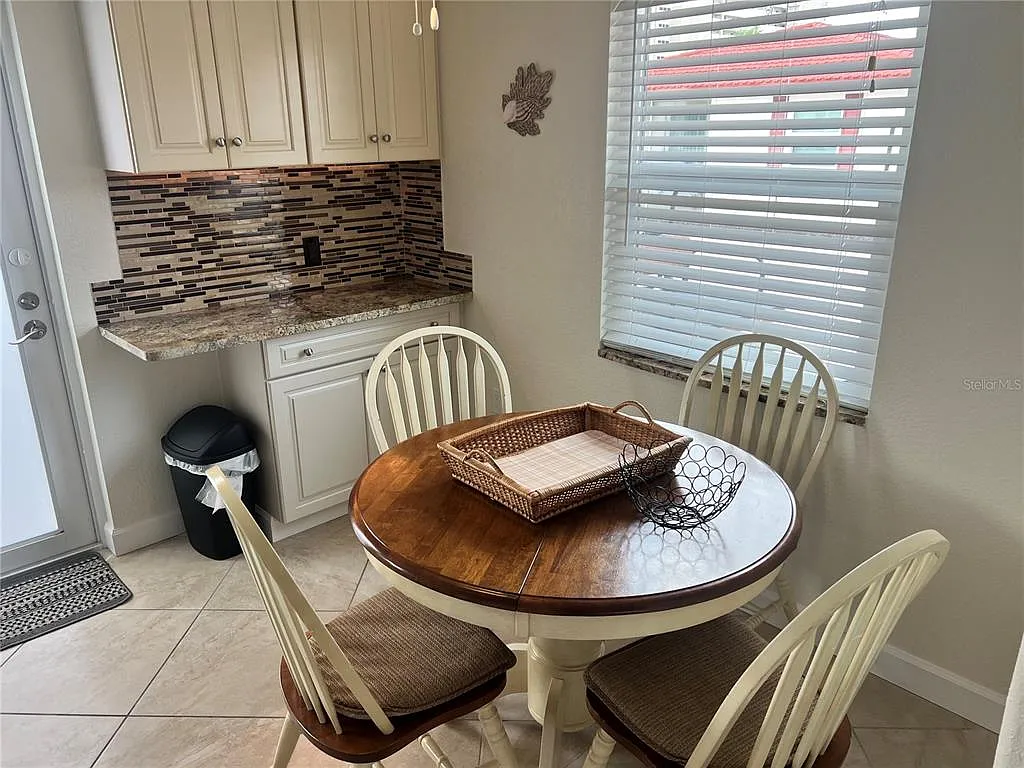 2 bed, 1.5 bath, 836 sqft, $6,900 — Photo 2