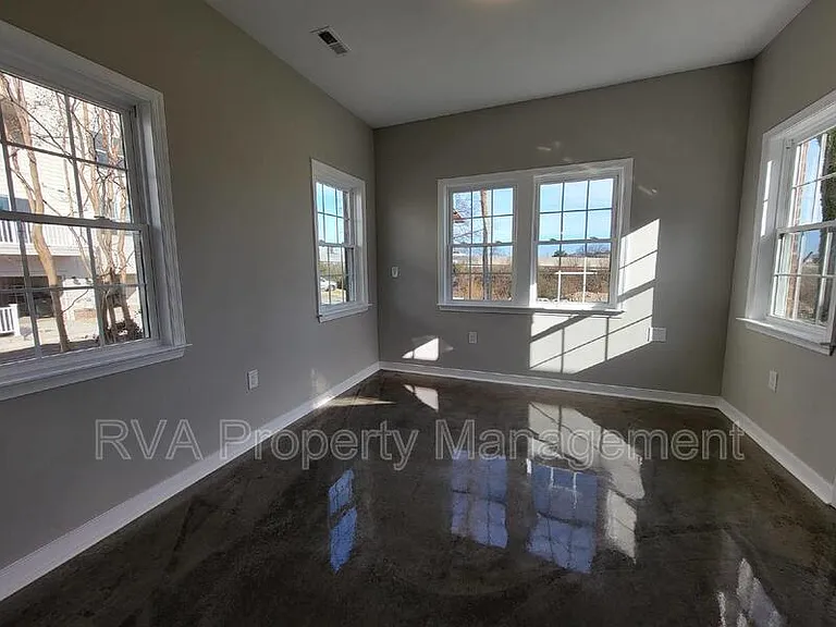 1270 W Moore St — Photo 5