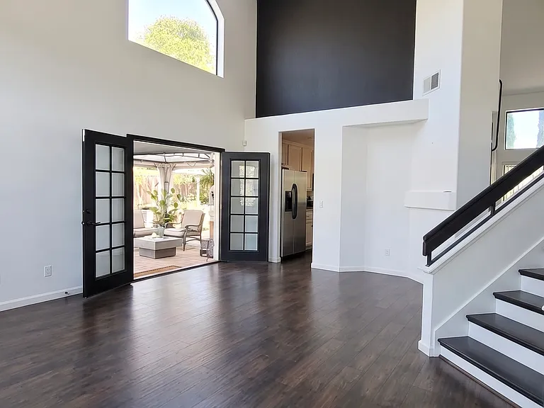 948 La Palma Pl — Photo 3