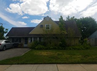 1 Shepherd Ln, Levittown, NY 11756