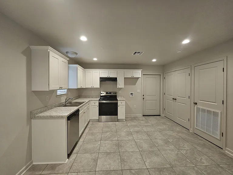 1675 Acadian Dr — Photo 3