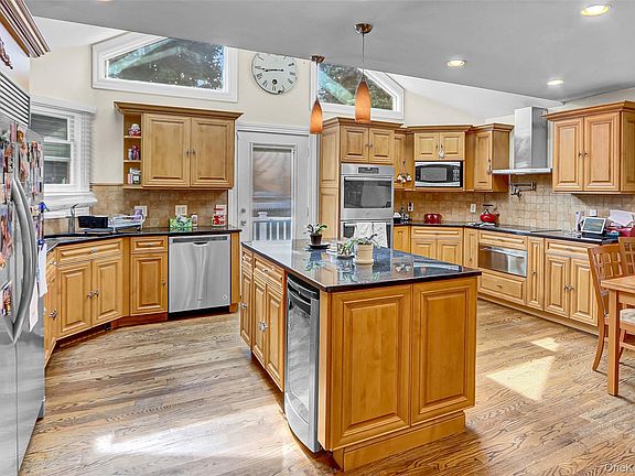 3rd image of 2070 Beverly Way