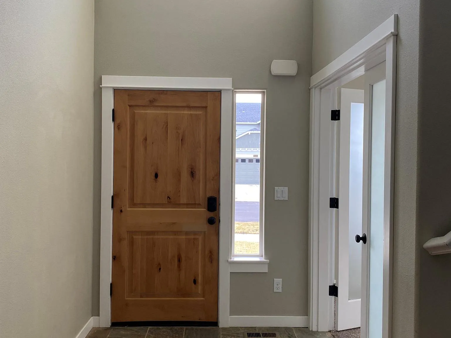 4 bed, 2.5 bath, 2600 sqft, $3,600 — Photo 3