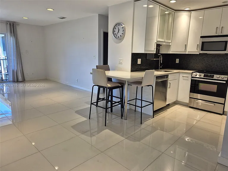 1510 SE 15th St #307 — Photo 6